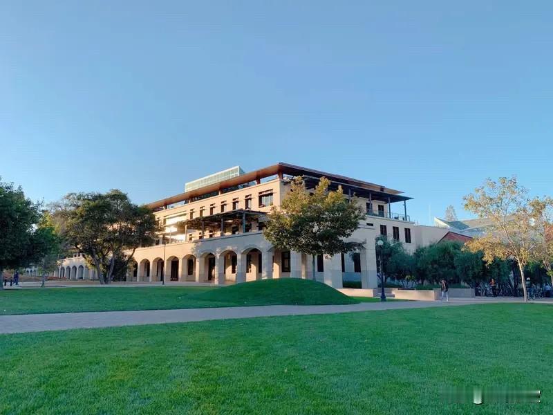 斯坦福HAI 2026年度报告：中美AI技术代差基本消失，年轻开发者岗位首当其冲