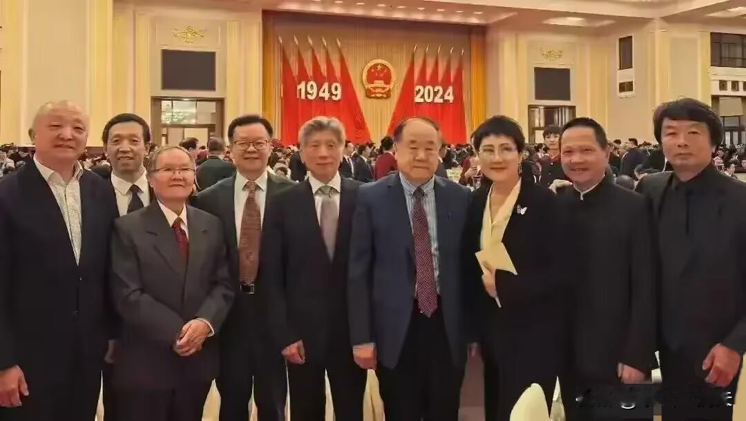 这幅莫言被邀请出席国庆75周年招待会的照片，在网上引起了巨大的争议。
力挺者言之