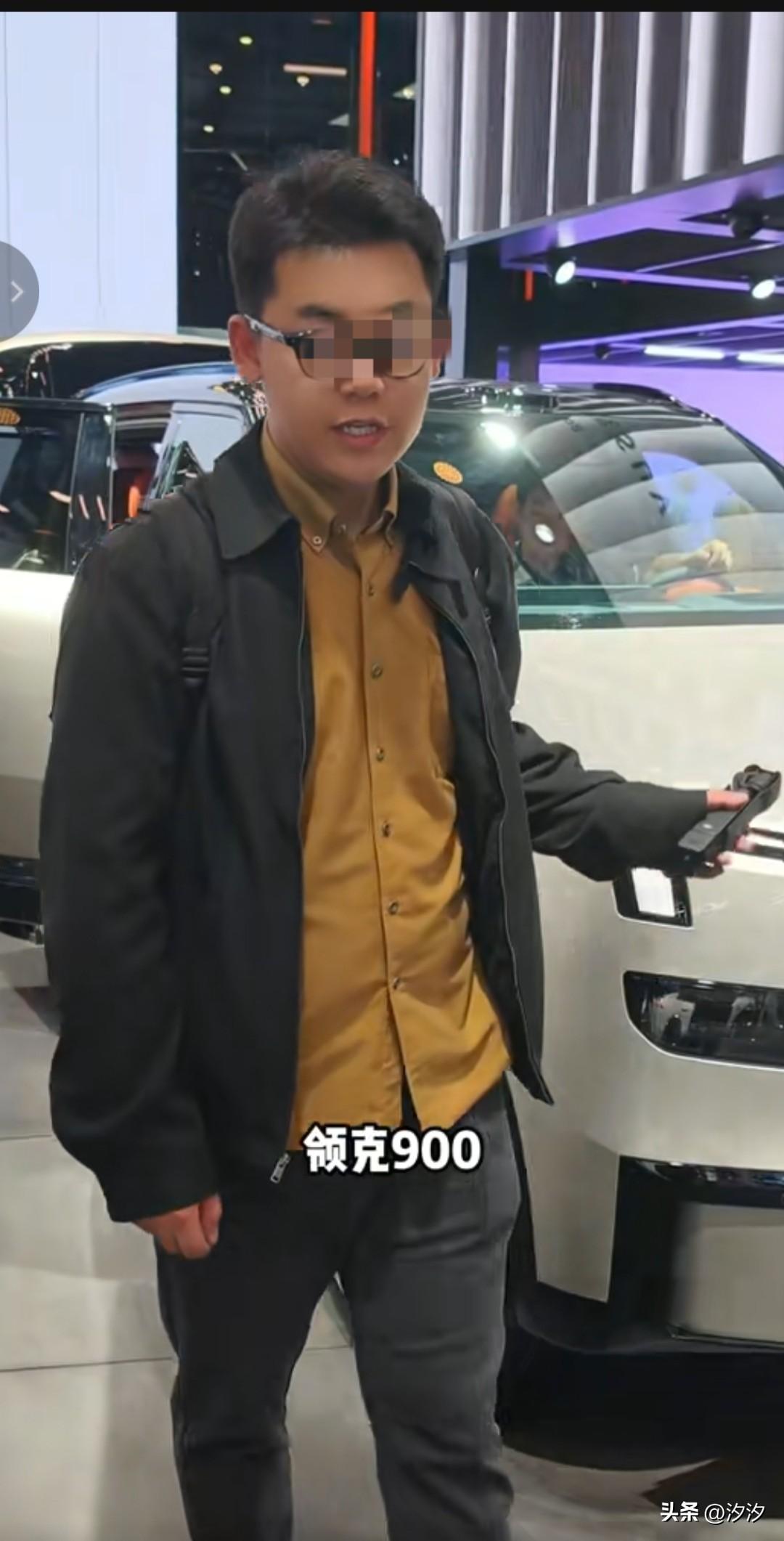 领克900这车看起来不大，
实际上它是个6座车，
空间还是可以的，
天地门开合还