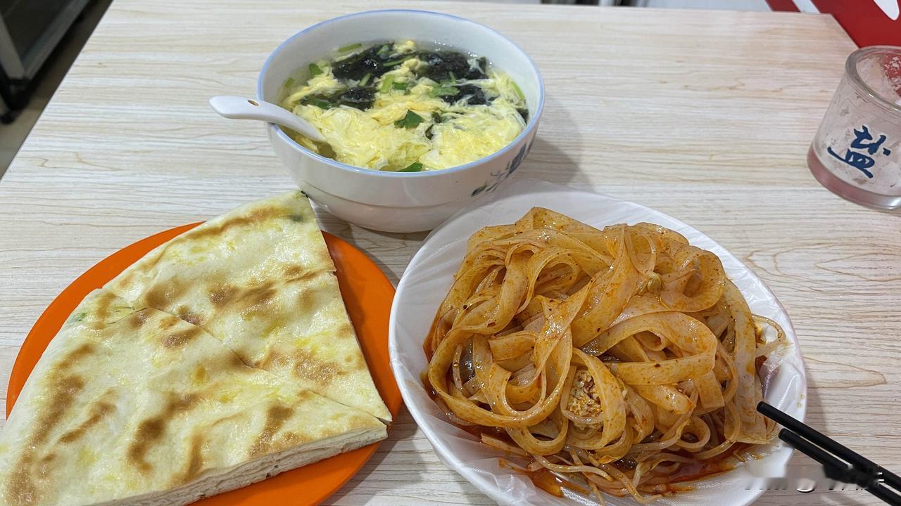 这一桌碳水晚餐，你觉得咋样！！
一份擀面皮，一份葱花饼，一份紫菜蛋花汤，这样的组