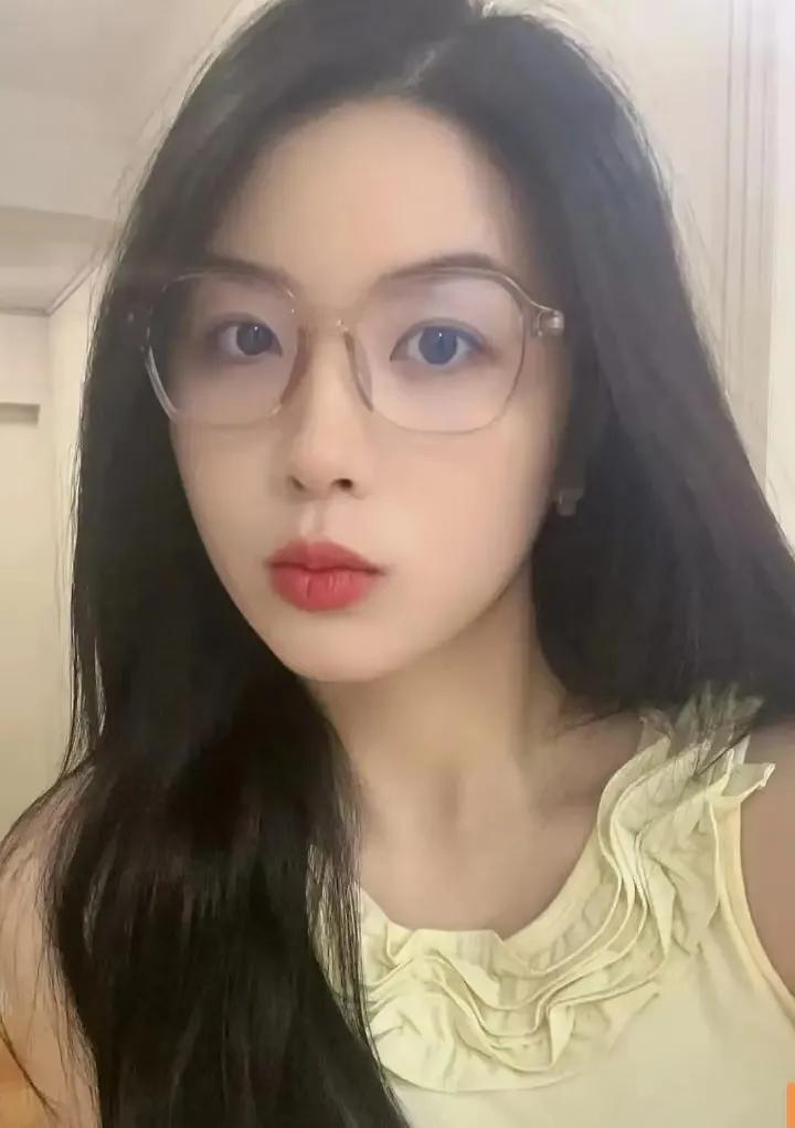 小雅和许多年轻父母一样，选择了让爸妈帮忙带孩子。她每天忙于工作，回家后总是疲惫不