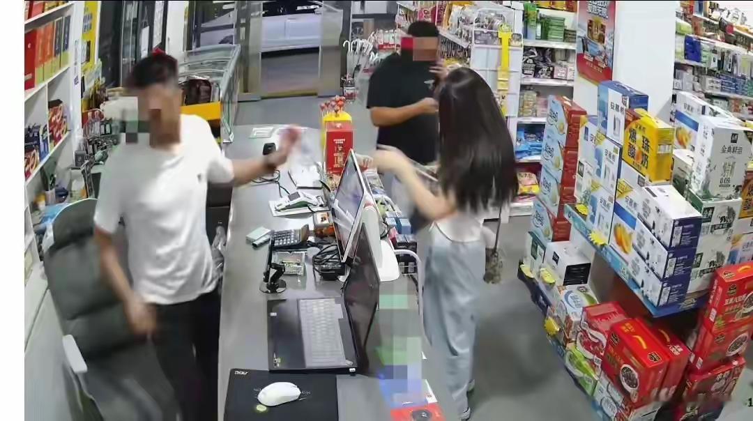 细思极恐！你摸我的屁股了，我感觉到了，女孩指着身后的一名男子说。
事情发生在一家