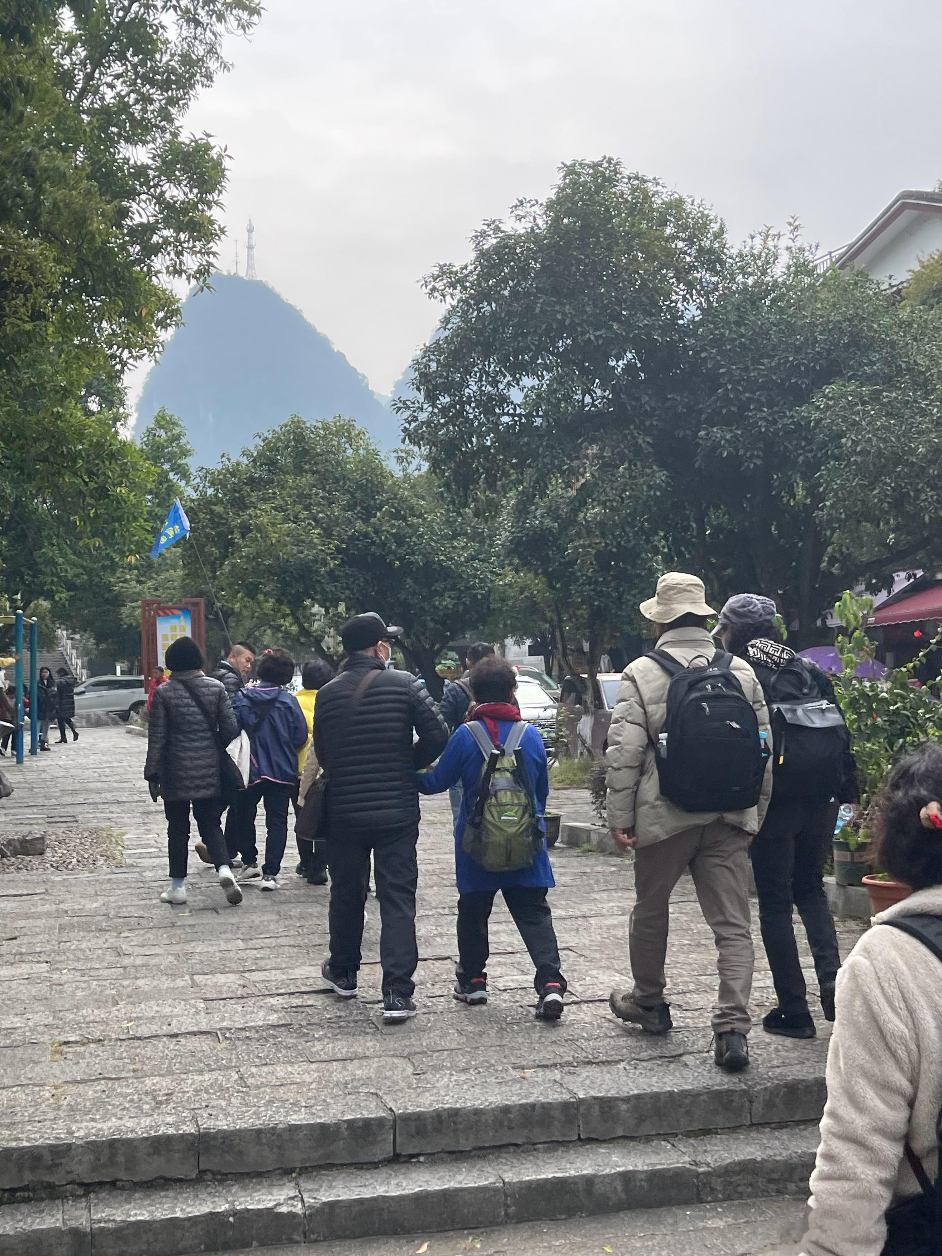 一大队中老年旅行团路过，结果听导游和团员对话才发现全是韩国人  ​​​