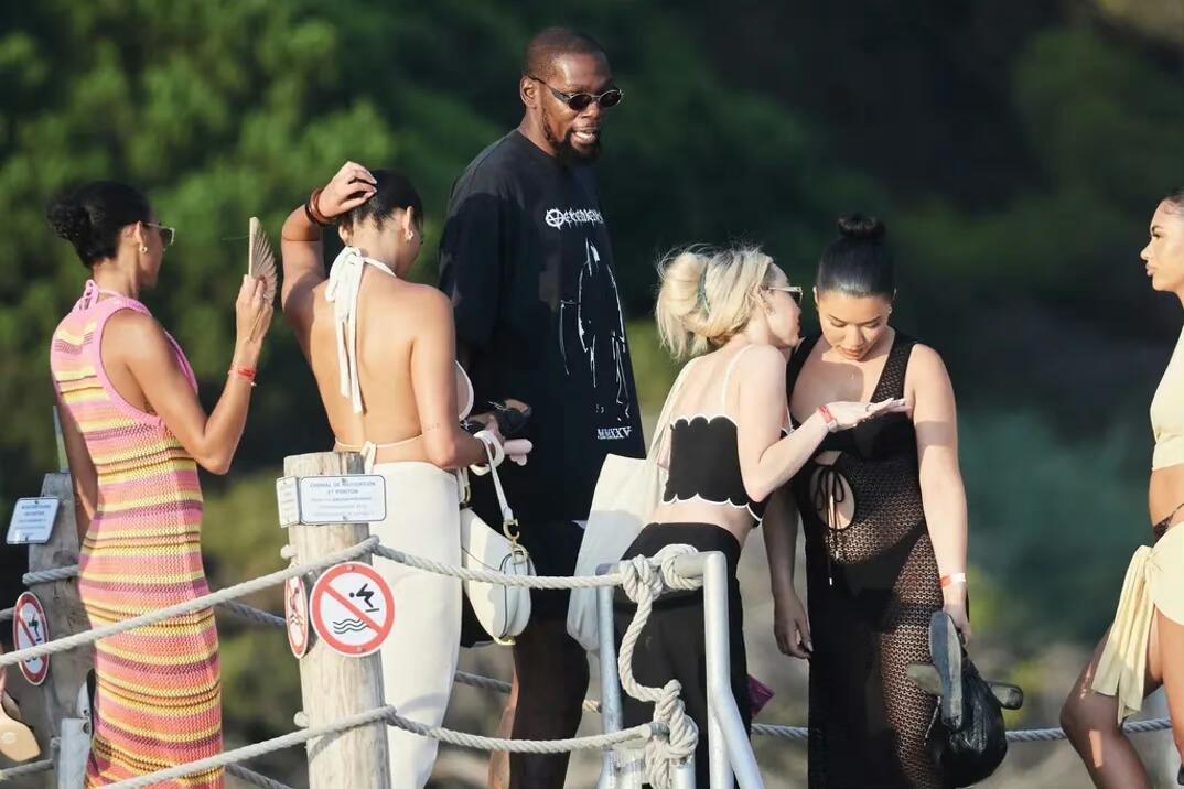 我们都被杜兰特骗了，他身边一直美女如云！ ​​​