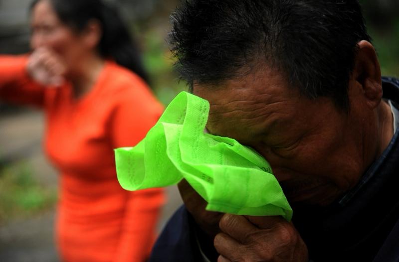 最近网上一个视频太好哭了！山东济宁，远嫁姐姐回家过年，47岁弟弟激动得像孩子。门