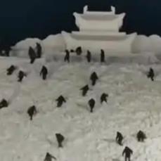 12月18日，长白山巨型雪雕“云顶天宫”顺利收工，施工团队在严寒环境中坚持雕刻工