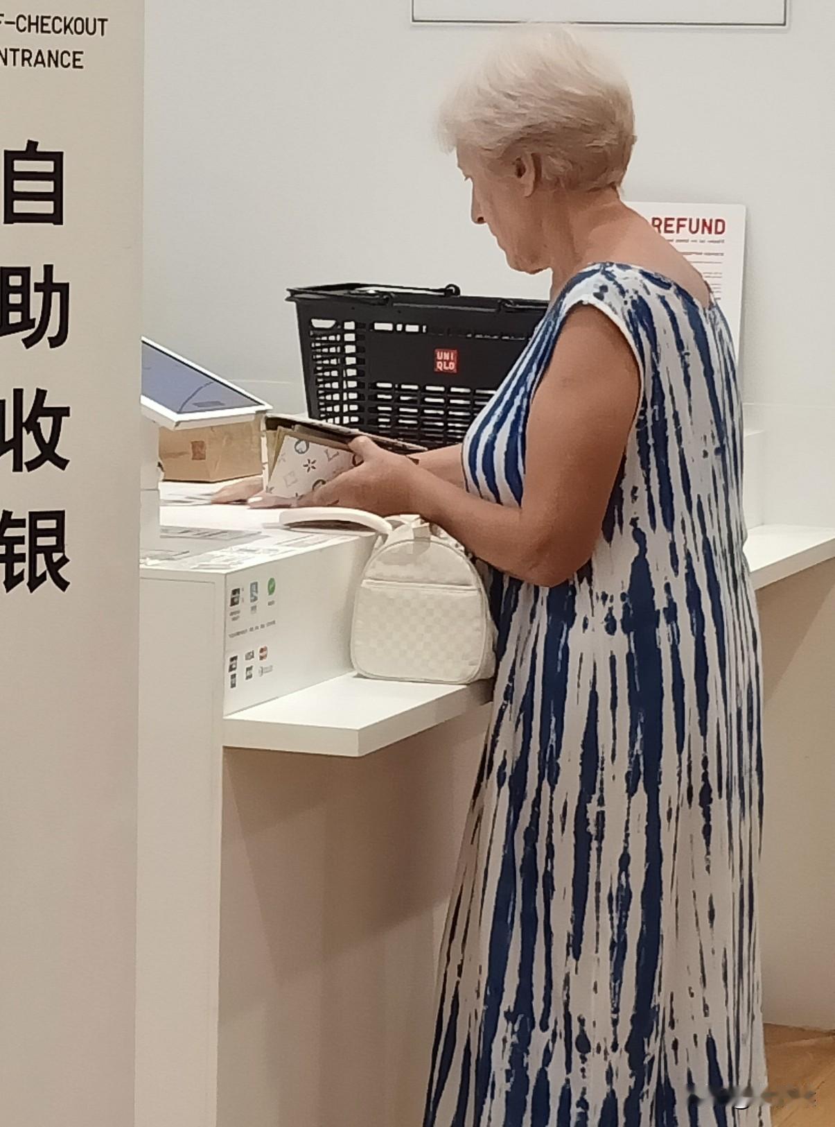 我发现好多人和我一样，喜欢在实体店里买衣服。因为我每次和朋友去逛街，都能看到好多
