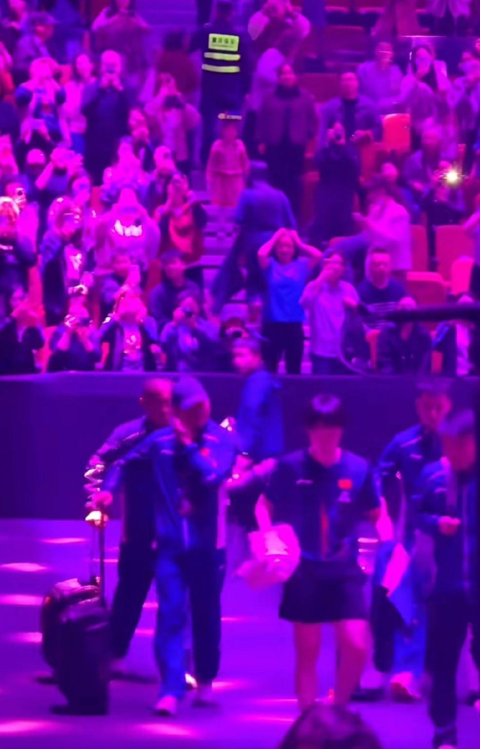 重庆冠军赛男单1/4决赛，
王楚钦2：4输给了松岛辉空，
热搜很快就给安排上了，