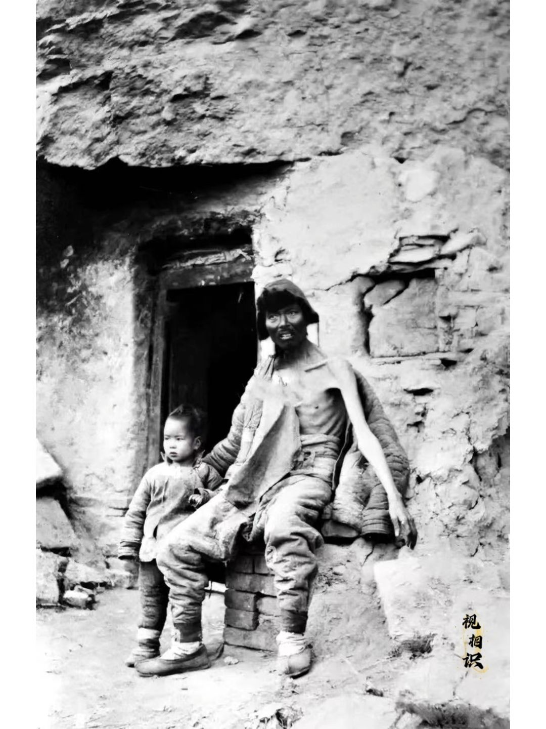 1930年，一个贫困父子家庭的照片，镜头中他们在自己家徒四壁的门口，父亲展示了自...