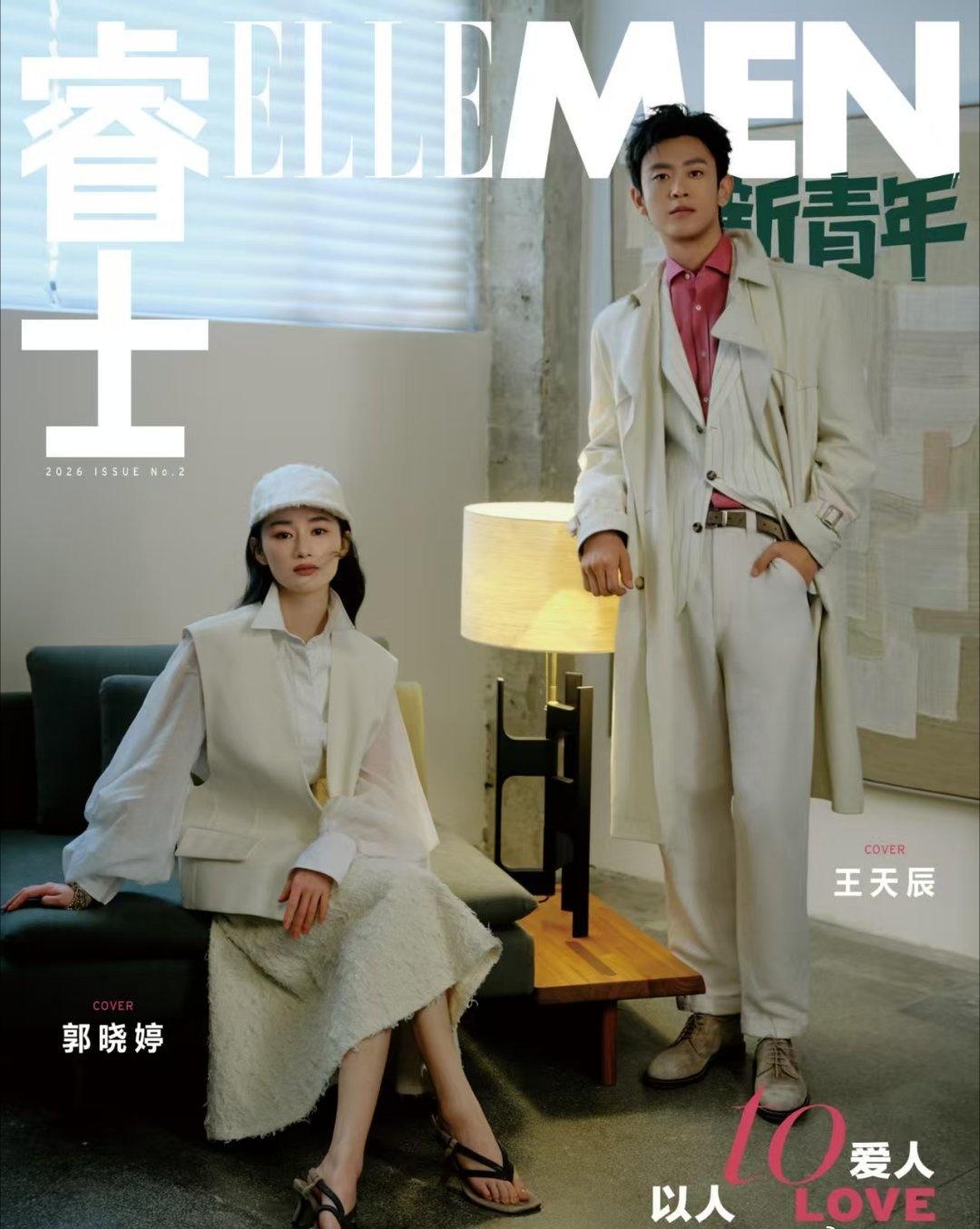 白西装勾勒春日诗行，光影在褶皱里跳圆舞曲。慵懒坐姿藏着倔强锋芒，站姿如松撑破刻板