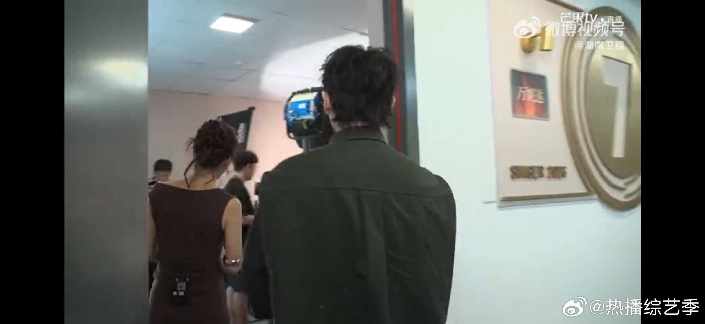 歌手直播尤长靖现场为万妮达庆生歌手2026歌手后台氛围感拉满，尤长靖贴心为万妮达
