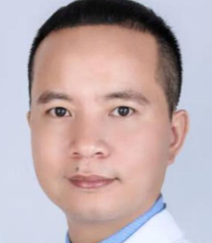 “这个医生火了！”浙江瑞安，患者做手术，心里不放心，硬塞给医生一个红包。医生推辞