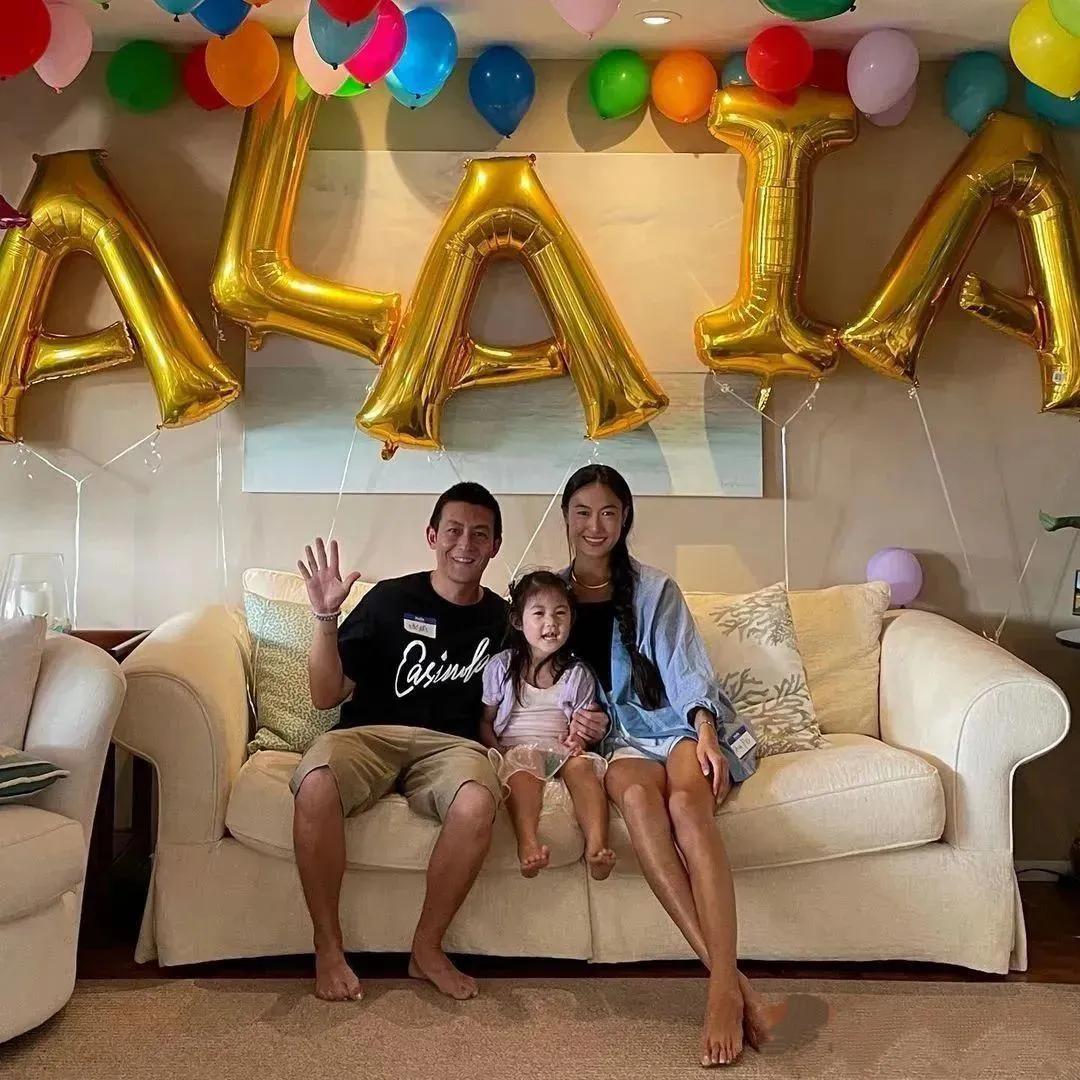 陈冠希老婆大长腿真漂亮！陈冠希分享了家庭照片，老婆大长腿太吸睛了，身材苗条修长，