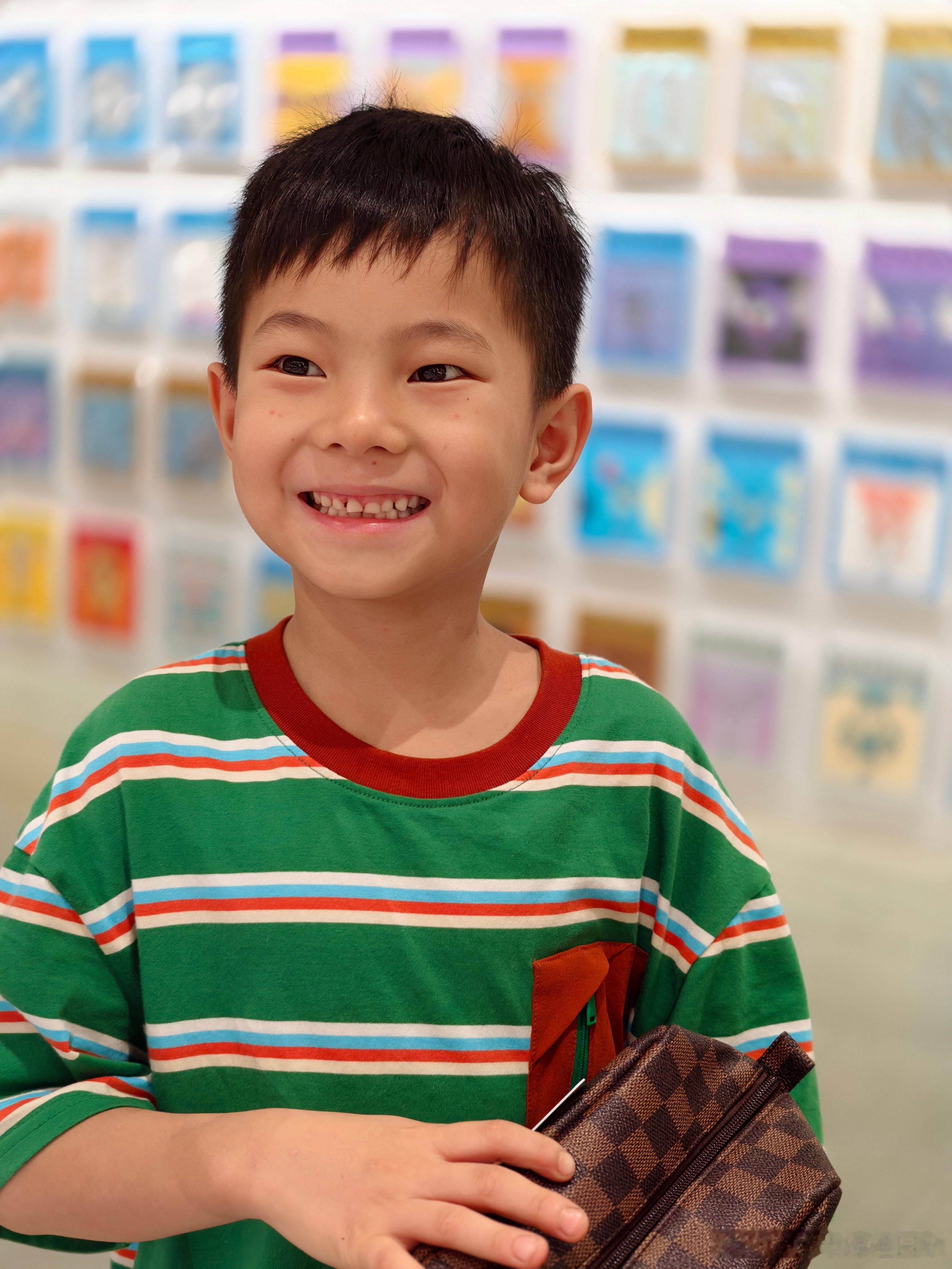 嘟嘟兴奋得不行，今天7点就起床了，一路过来嘴角就没有压下来过