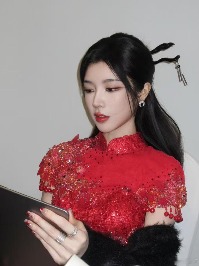 戴燕妮红色闪钻旗袍 哇哦，戴燕妮的红色闪钻旗袍太赞啦！正红色衬得她明艳照人，闪钻