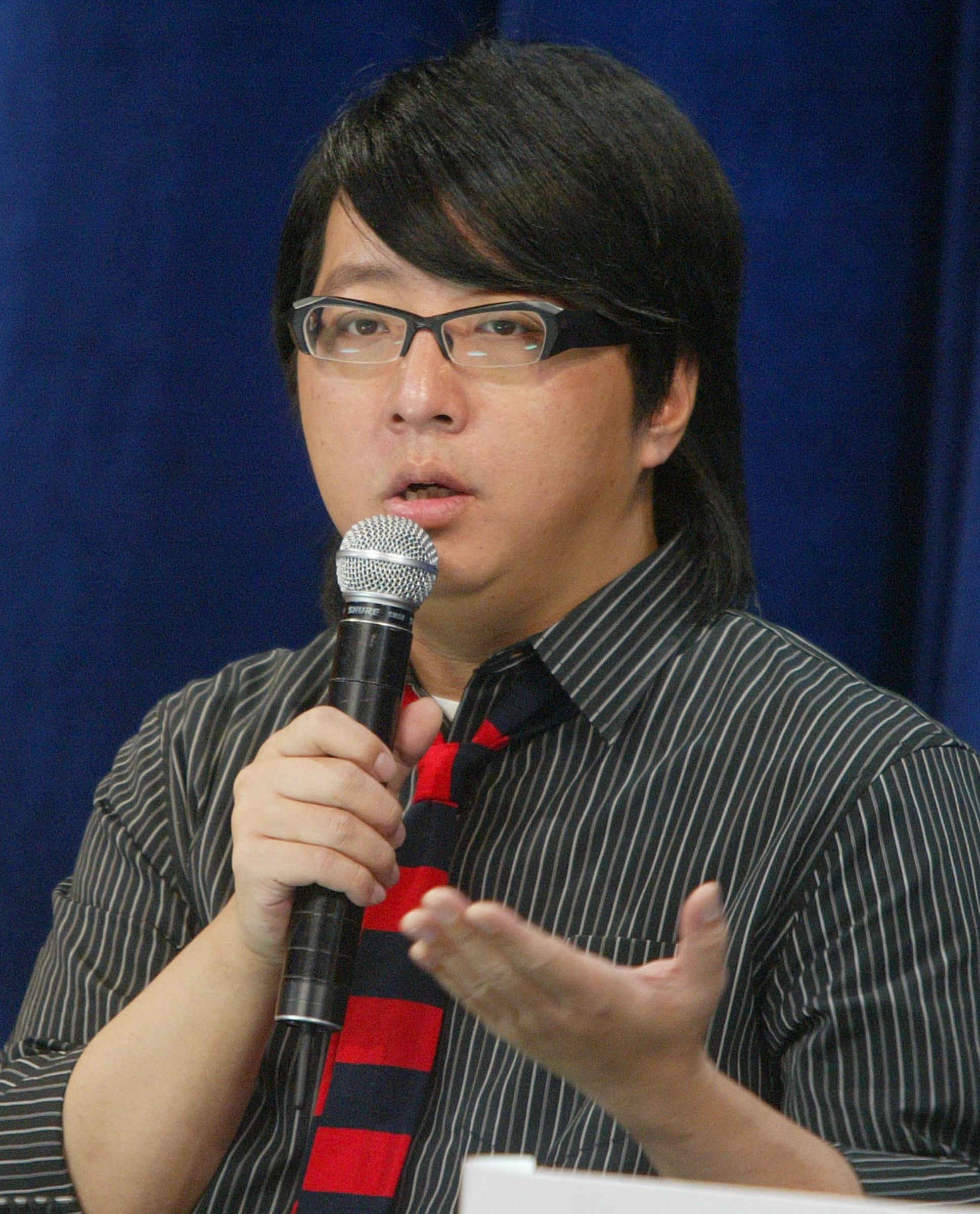 袁惟仁去世 唉……资深音乐人“小胖老师”袁惟仁今天在家中病逝，得年57岁。资深音