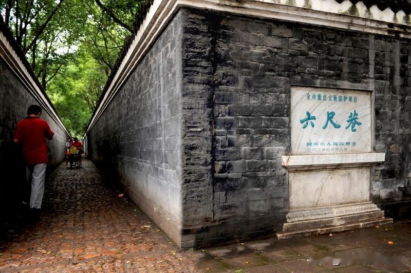 六尺巷的故事本是邻里谦让的典范。清朝康熙时，张吴两家因宅基地起争执，张英一句“让