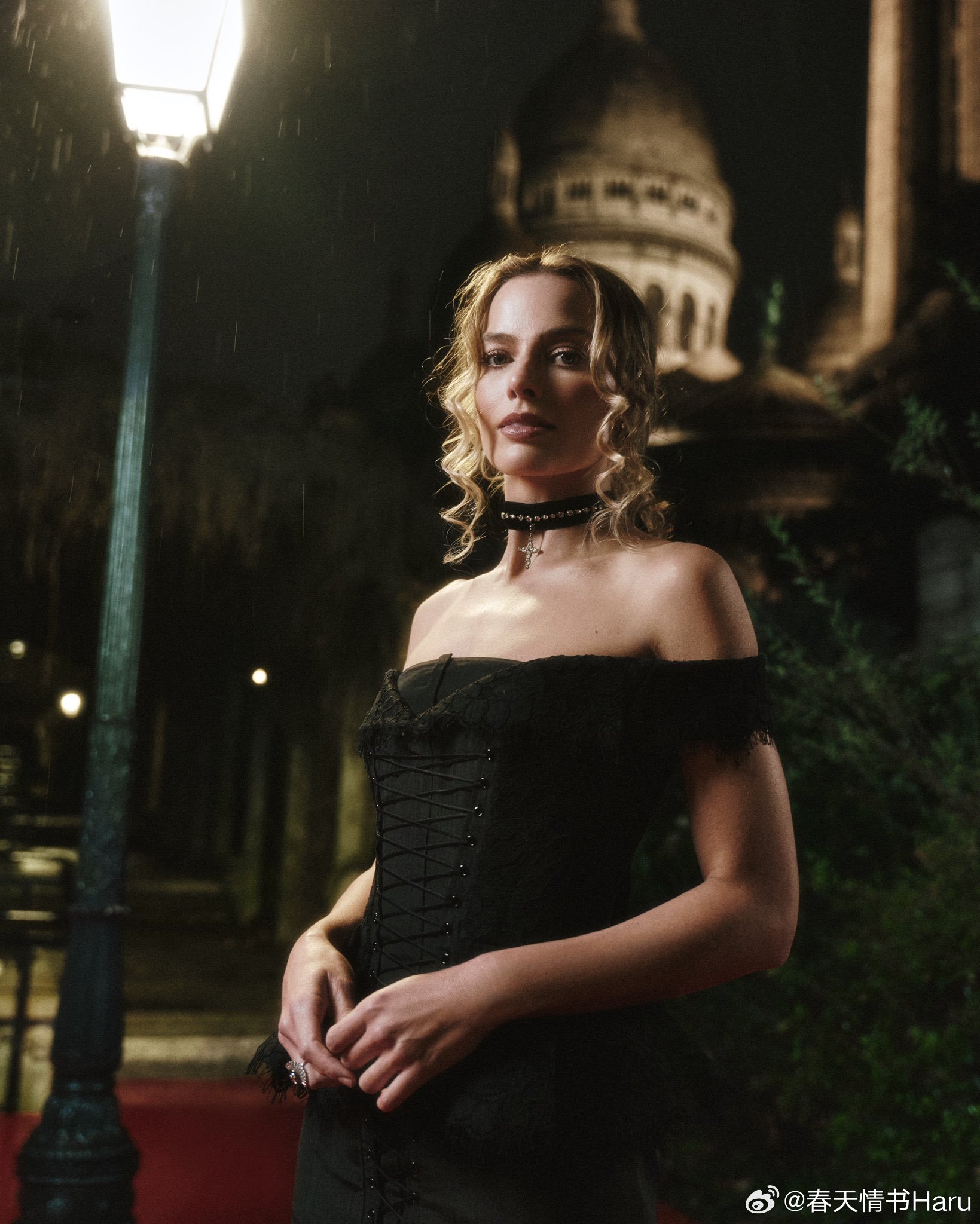 《呼啸山庄》巴黎首映式上的玛格特·罗比 