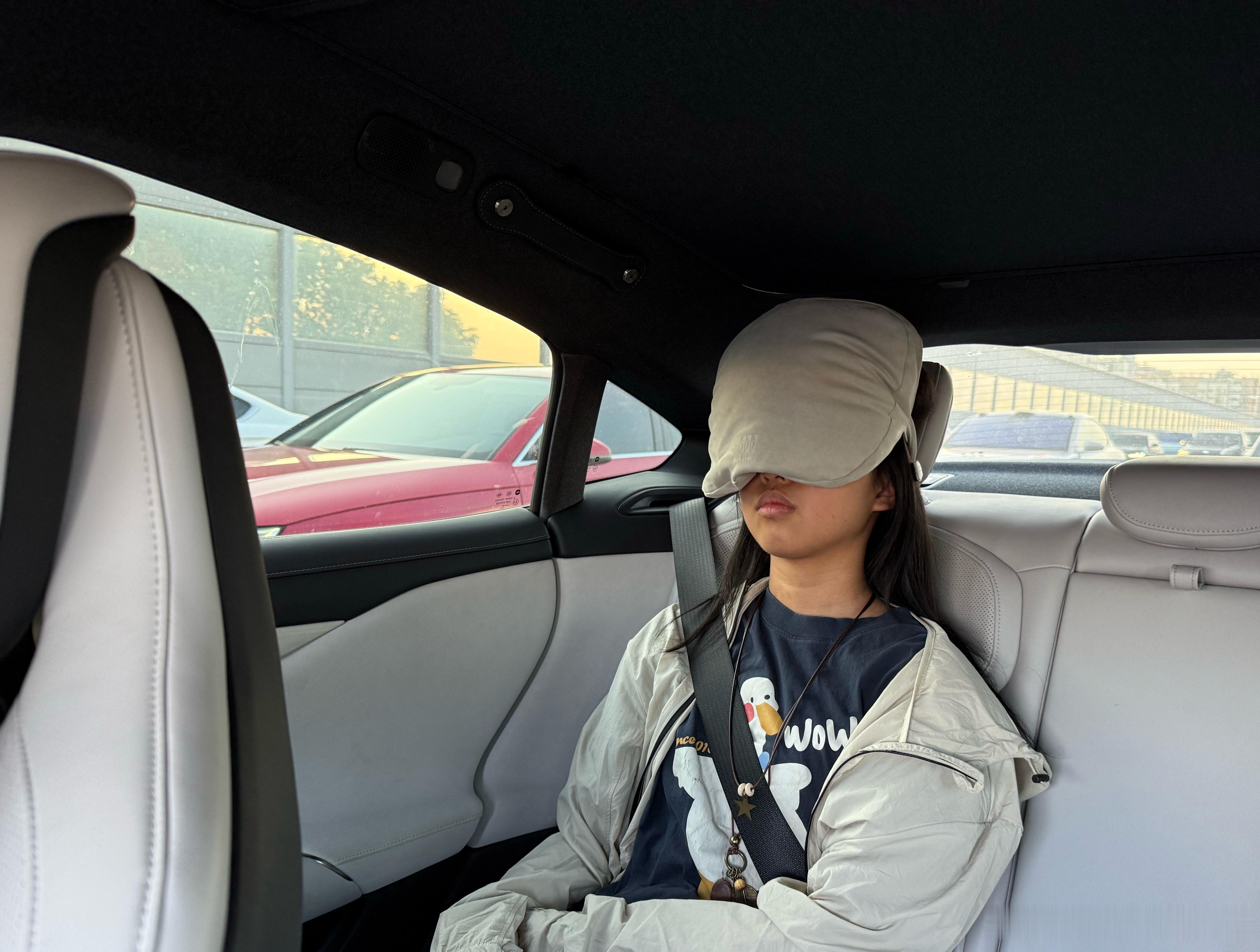 夕阳照着眼睛，头枕的新用法，被女儿开发出来了小米su7 ​​​