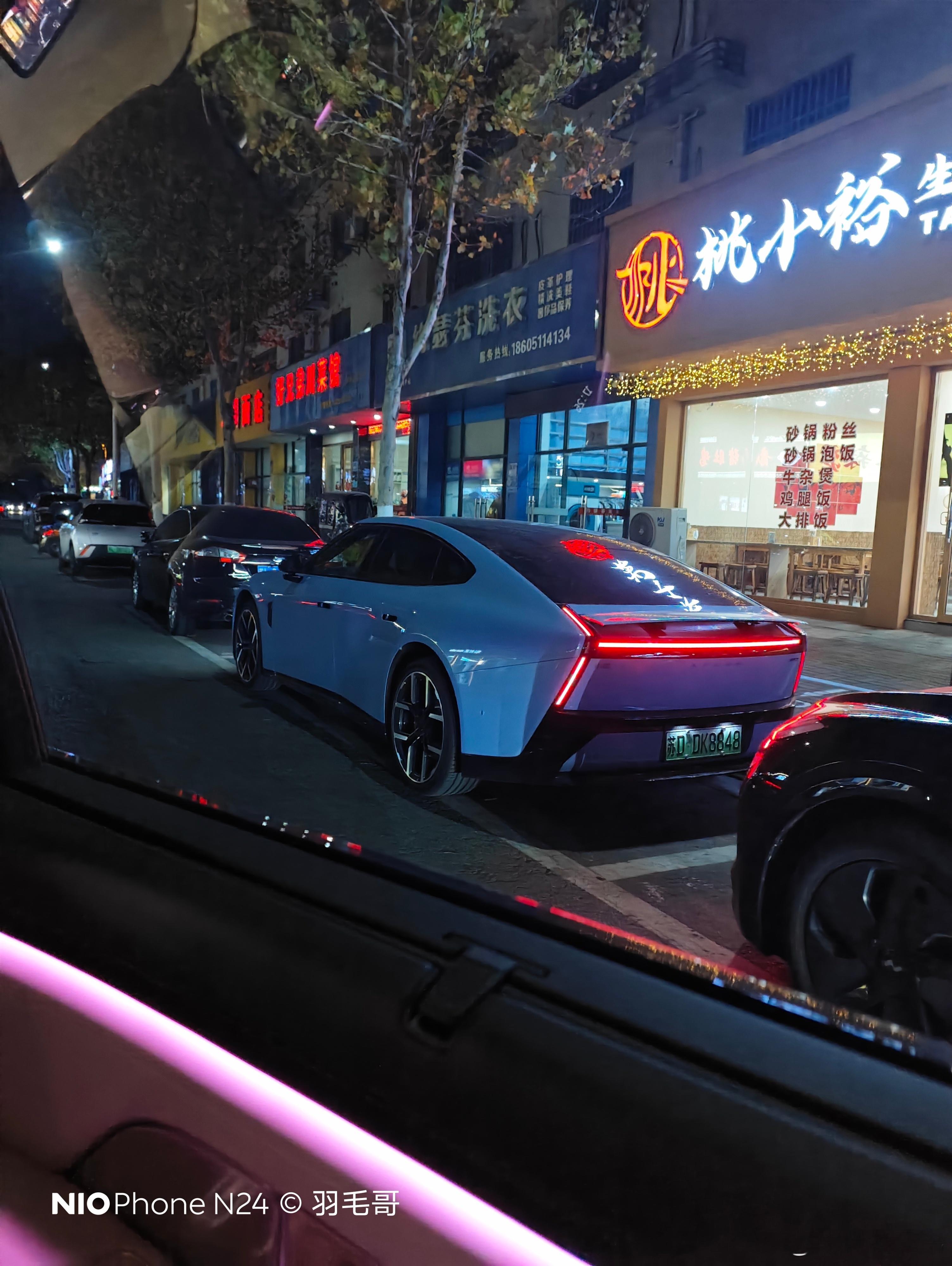 好久没开我的8848号帅呆了蓝色小鹏P7了，连续出差，哎电动兄弟