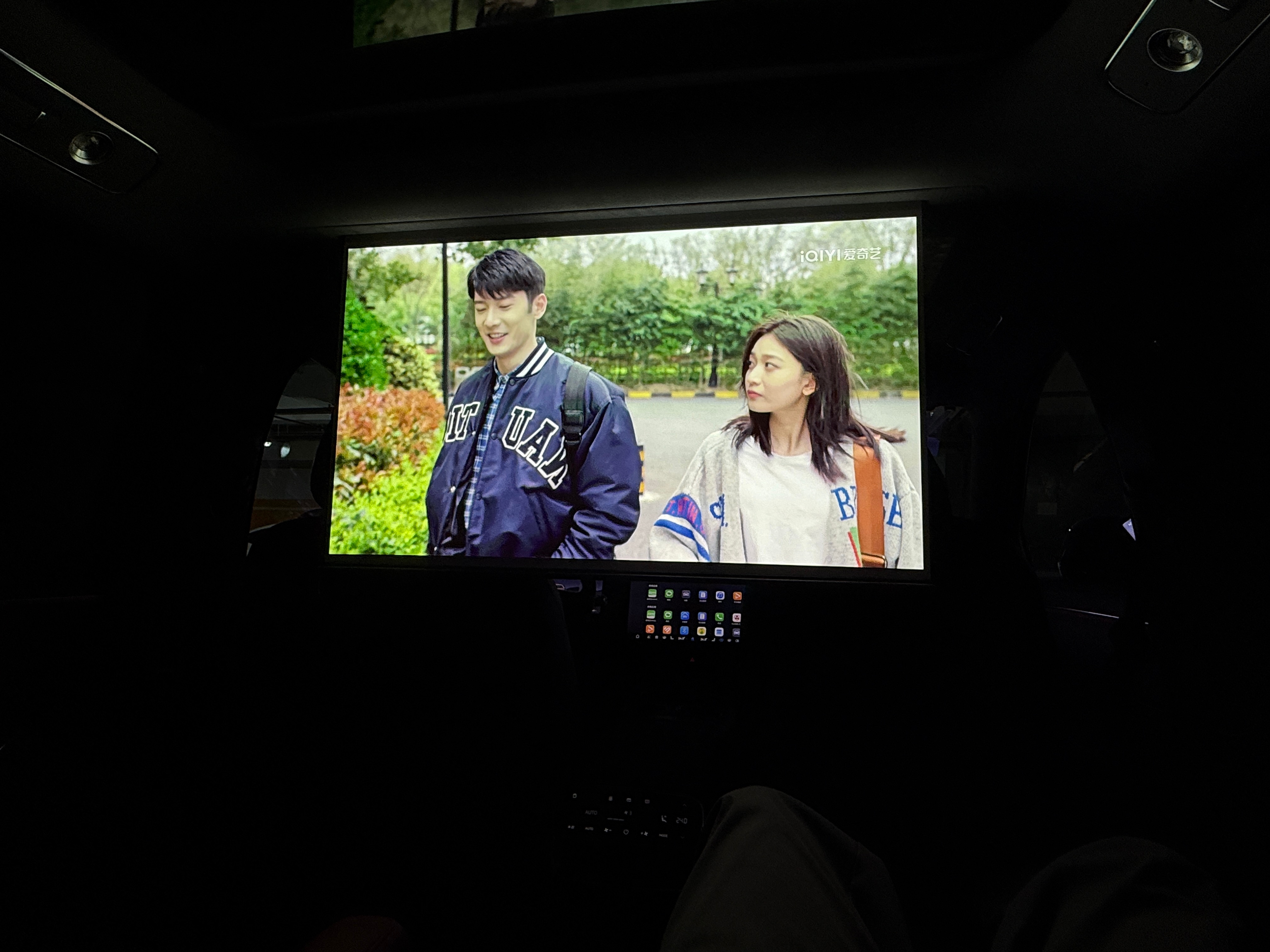 问界m8 晚上躺后排追个剧真巴适啊大v聊车