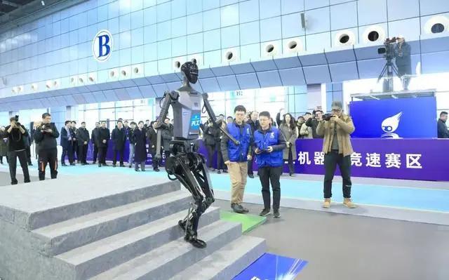 不用再过﻿十年，机器人的发展，会取代越来越多的打工人，失业的人就待在家里，靠公司
