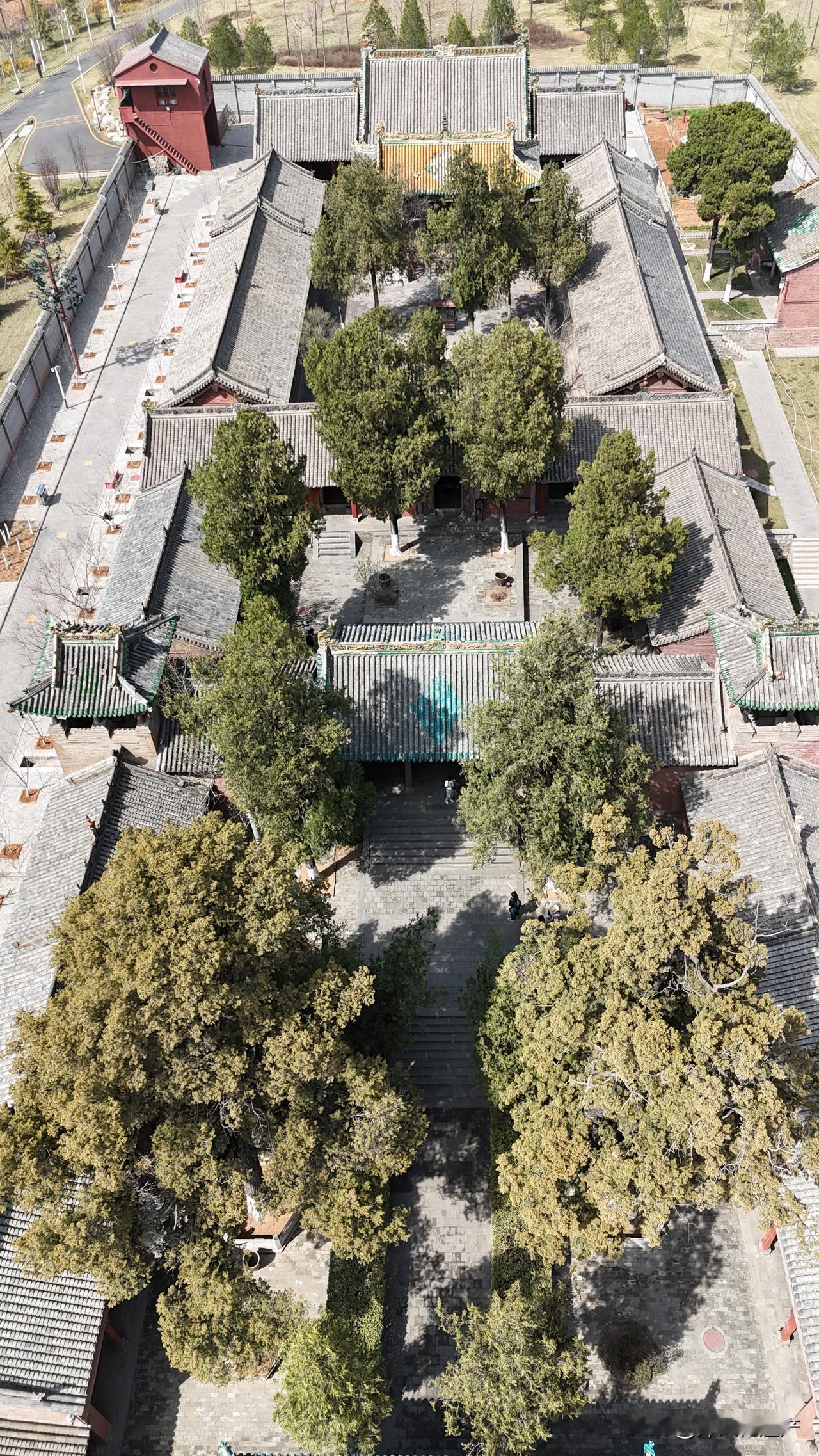山西晋城玉皇庙，又称府城玉皇庙，始建于北宋神宗熙宁九年（1076年），不过现存建
