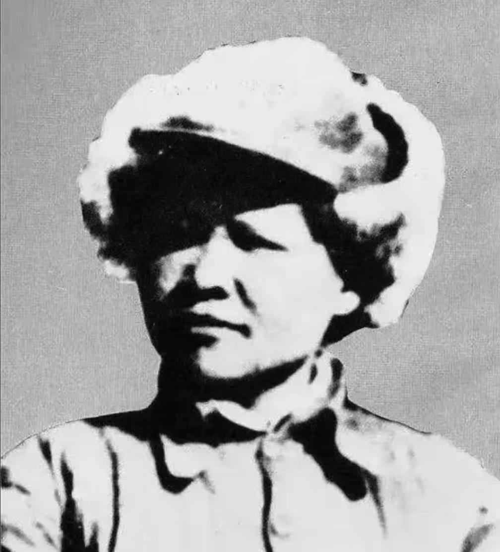 1940年，百名日军围攻一个小土墩，探路者接连毙命。忽见一浑身是血的女子直起身，