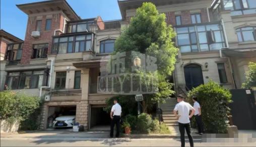 图个啥啊这是？江西南昌，一男子10多年前买了套别墅，一直没住，但物业费一分不少地