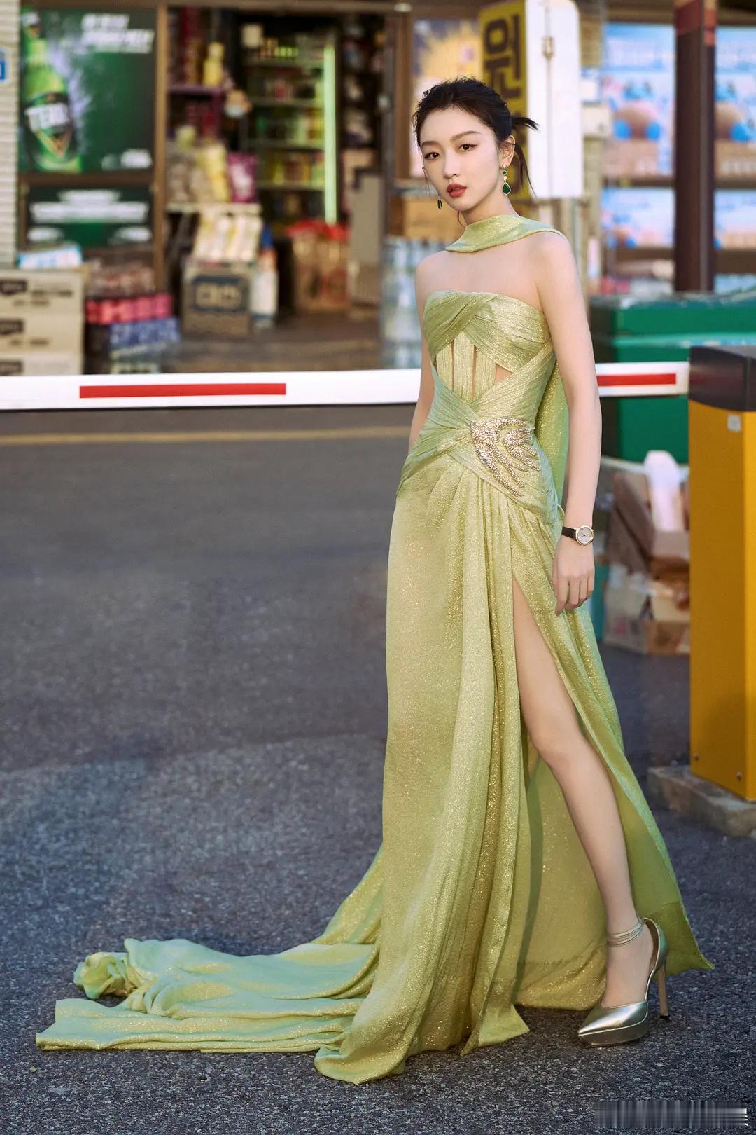 周冬雨是咖位不够吗？鞋子都大了一圈像极了小孩偷穿大人的高跟鞋 ​​​