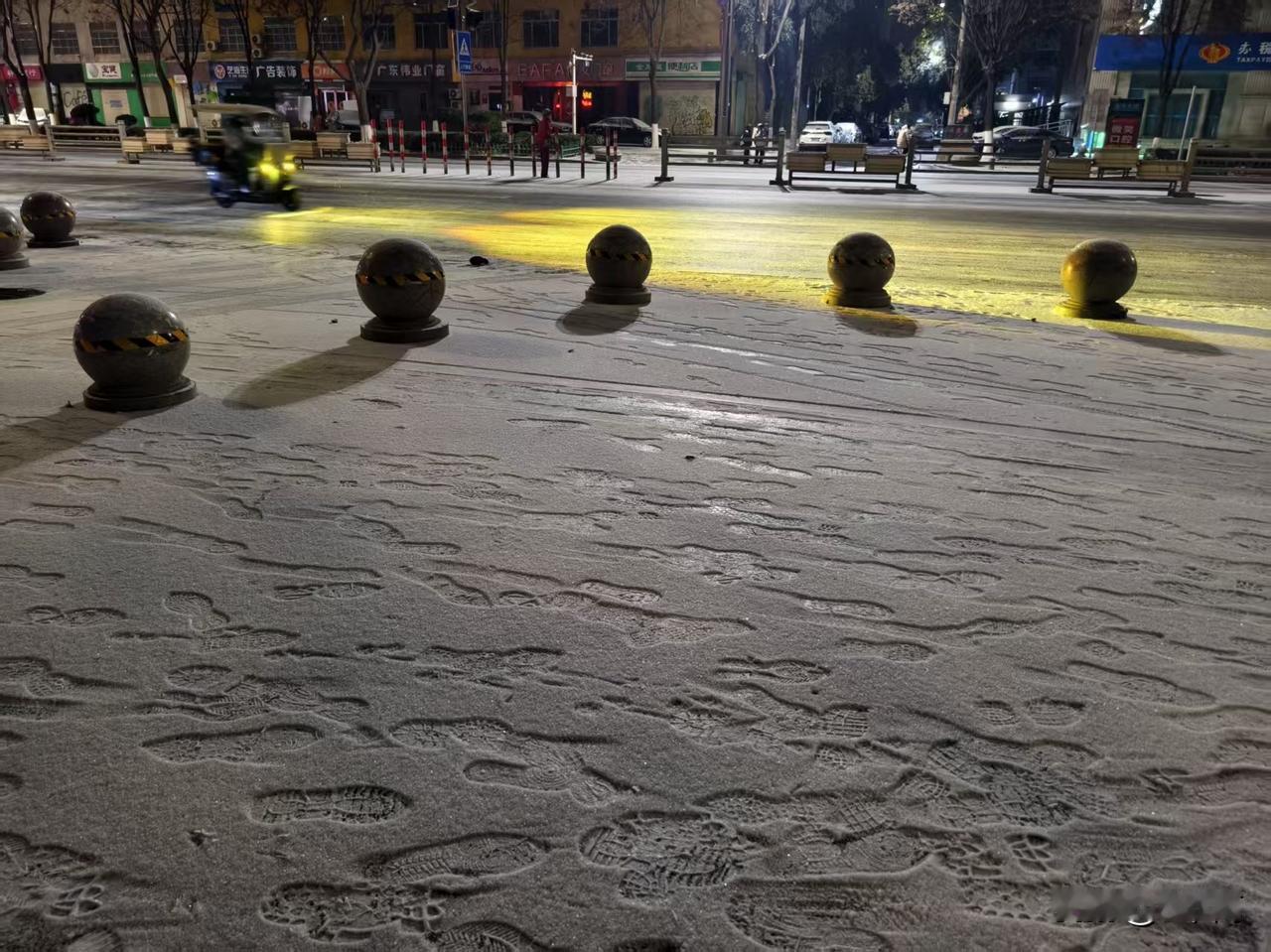 大寒之时，上天馈赠宝鸡一场薄雪，我小心奕奕总怕摔倒把雪压了，到车站的200米用了