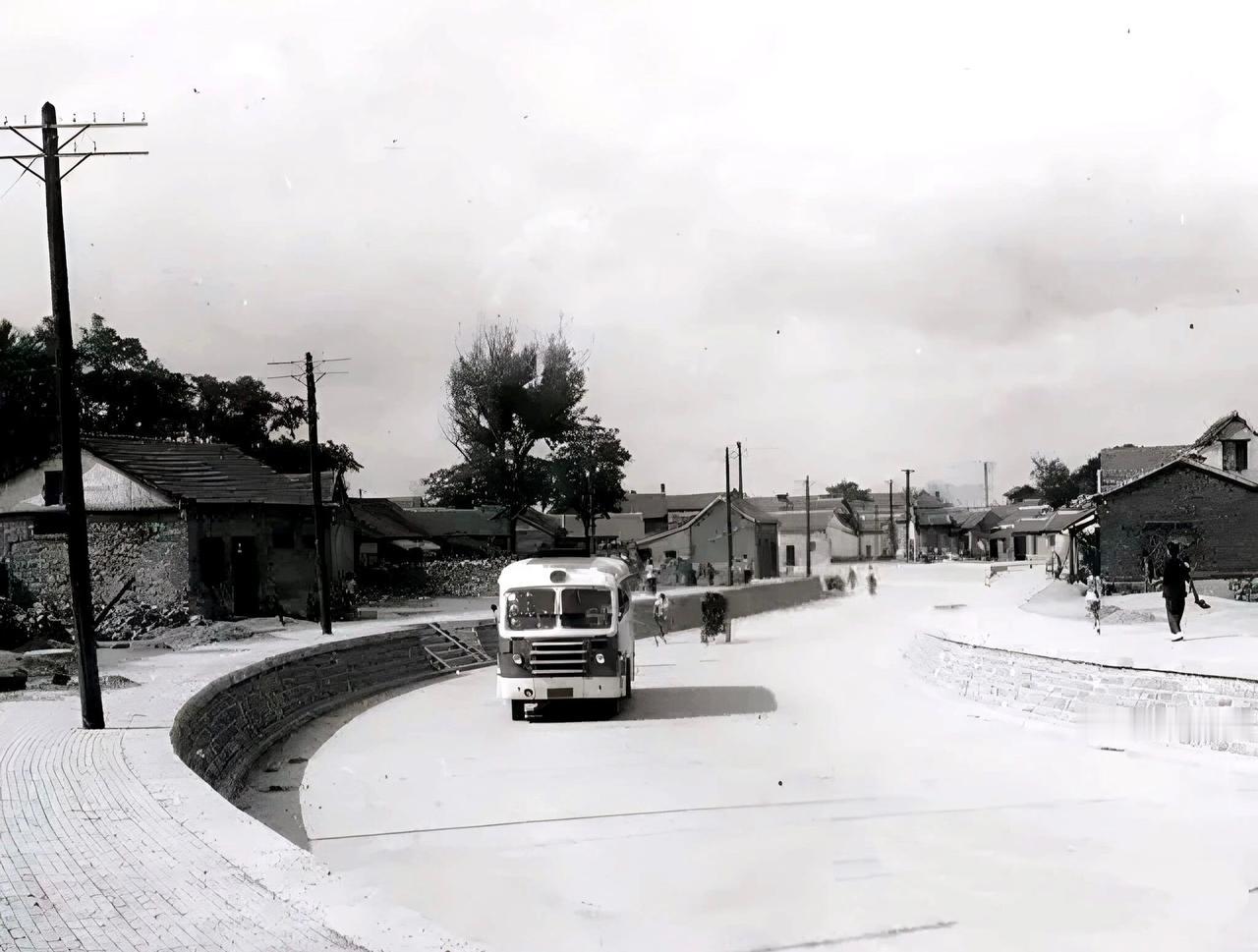 【老照片里的旧时光】

1950年代末期的济南山水沟路

 
这张老照片，记录了