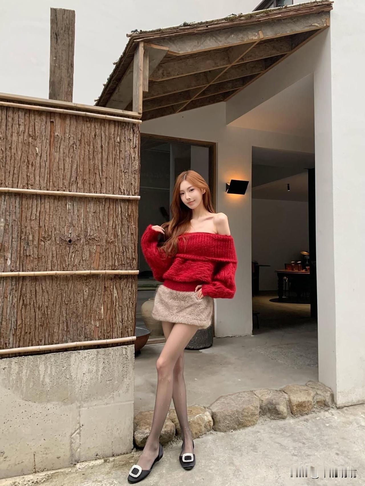 冬日穿搭指南：红色毛衣+毛绒短裙，温暖又时尚！棕色短裙穿搭 玫红色毛衣穿搭