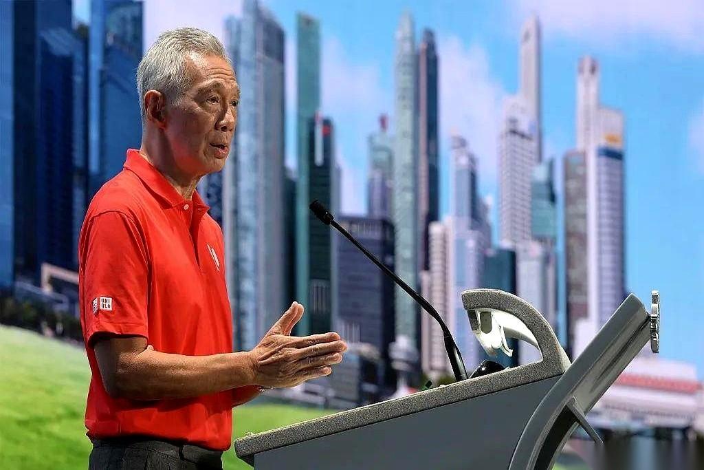 前两天看个新闻，差点没笑出声。
新加坡车展，最靓的仔，居然是一排中国车。比亚迪仰