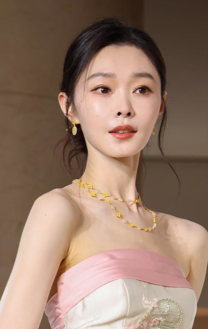 宋轶万茜双女主剧本我先写 阅文盛典上看到万茜和宋轶同框，我脑子里已经自动生成了一