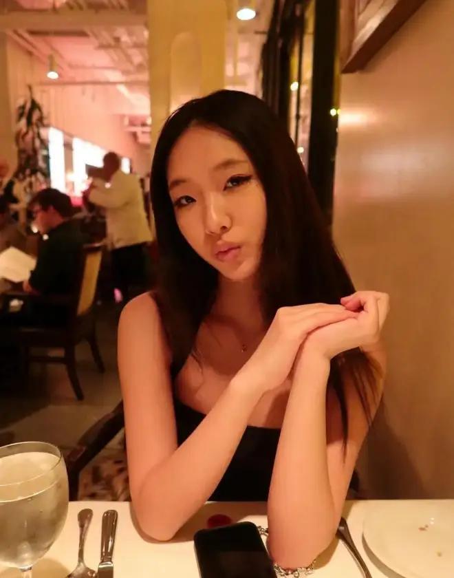 小S大女儿20岁生日！穿低胸吊带满脸高级感，戴大S送的奢侈品项链！！！ 