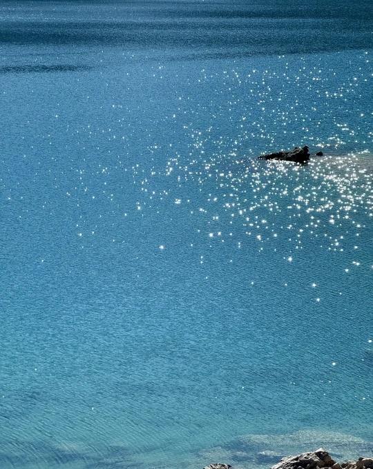 11.6日班迪尔蓝湖实况，宝石蓝
大概是下午两点多钟吧，停车场位置
路过拍了几张