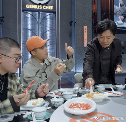 黄渤做的青岛虾酱鸡蛋天才厨人 黄渤在节目里露了一手厨艺，用青岛虾酱炒鸡蛋，马頔尝