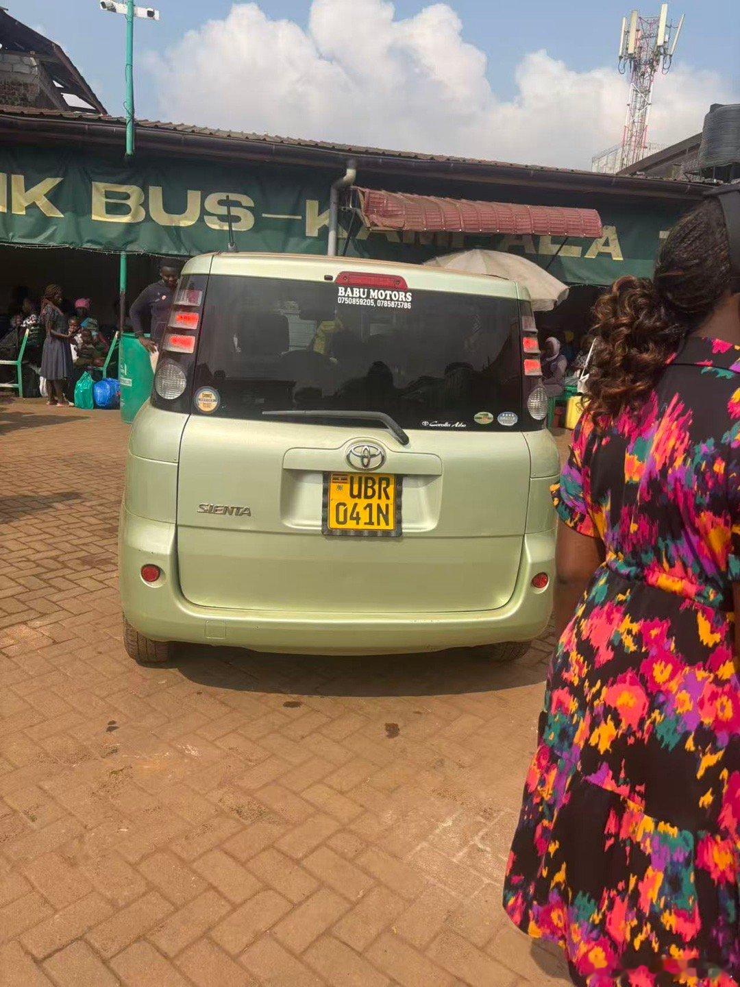 乌干达坎帕拉偶遇黑出租  1非洲旅行一定要小心谨慎，路遇黑出租，要小心求证，大胆