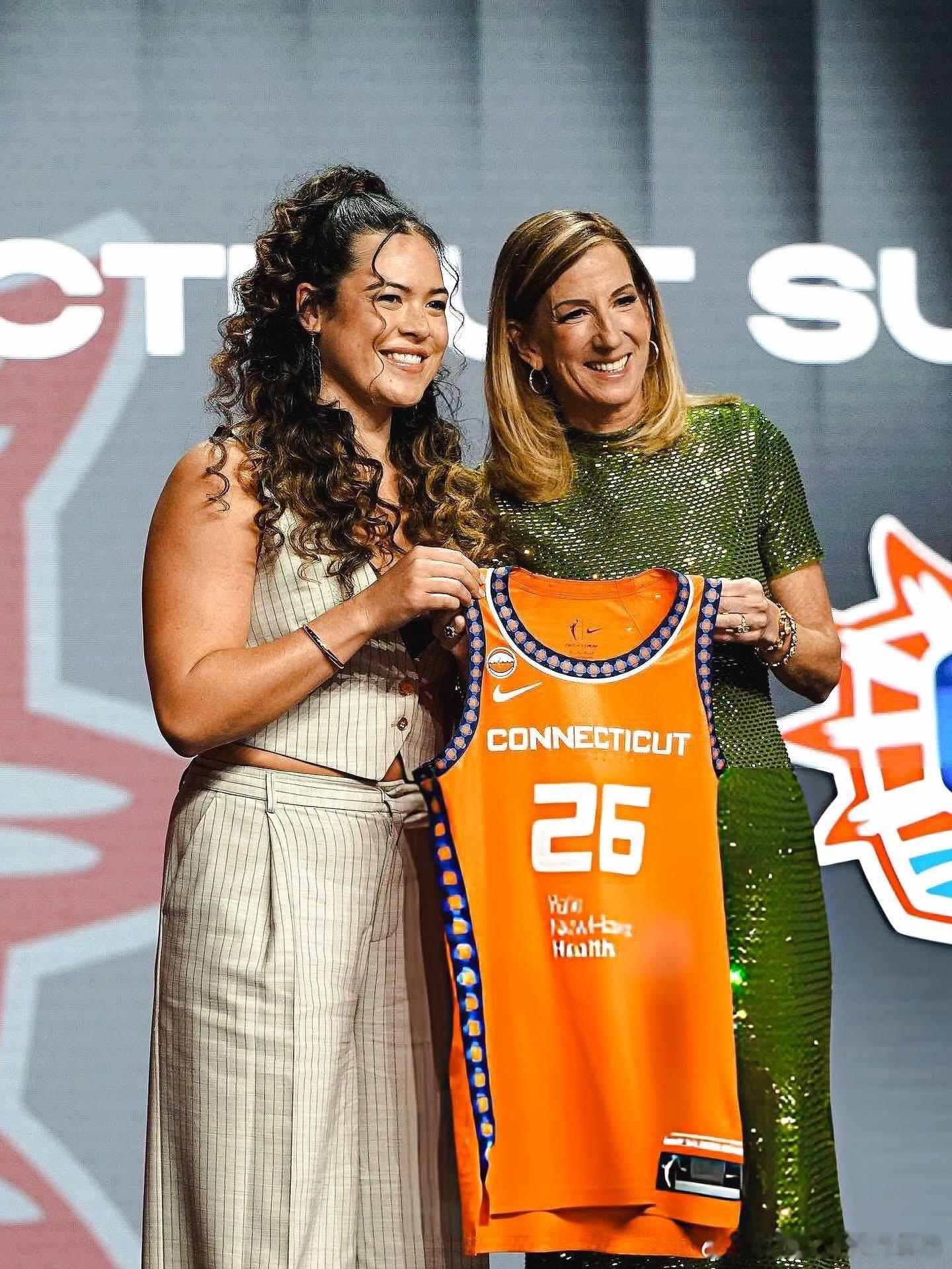 新西兰历史上有五人被WNBA/NBA选中，分别是1998-马克斯2012-亚当斯