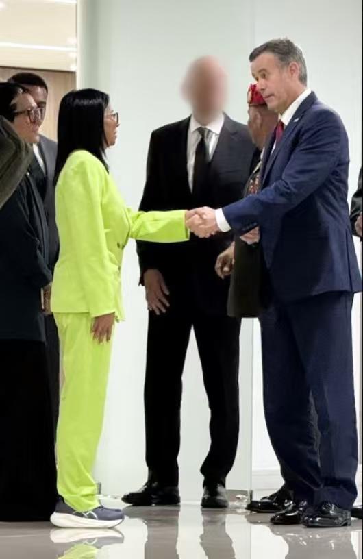 这算是公开接头了吗？消息称，委内瑞拉代理总统罗德里格斯与美国中央情报局局长拉特克