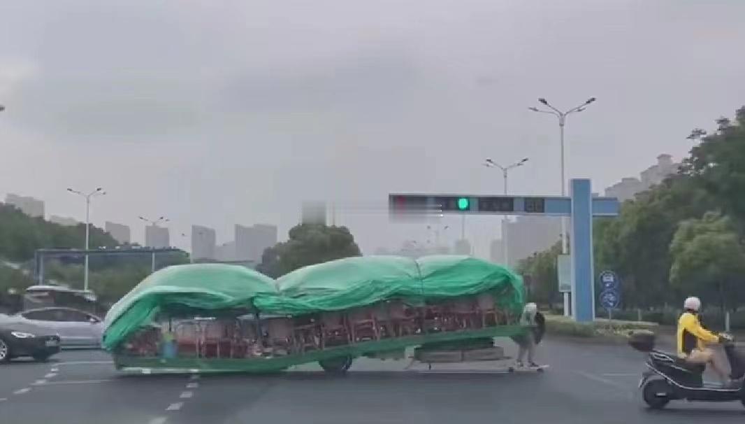 这个货车编组的动力是？？？难道是新能源？？？