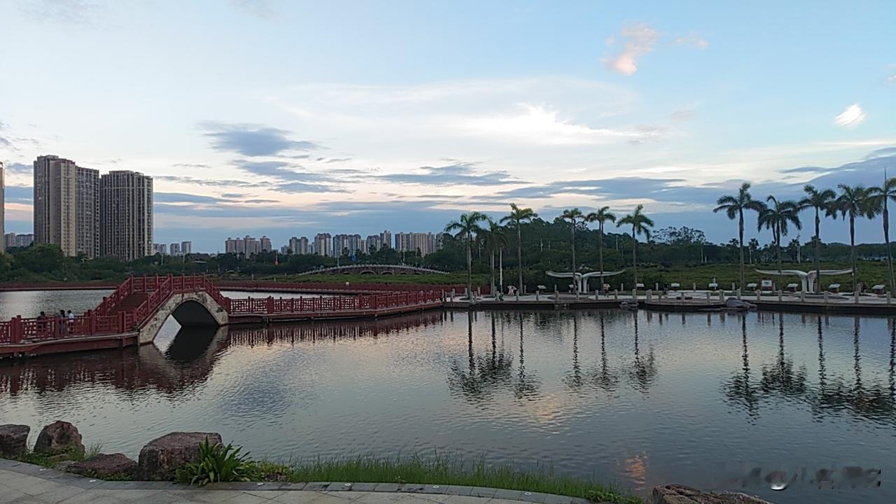 这样的房能收吗？
去防城港某售楼部看房，墙上在一大片一大片的剥离，售楼小姐说是这