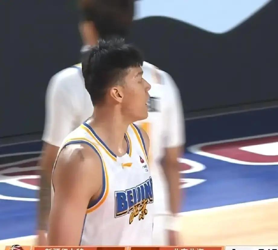 外援把水瓶砸向主帅，只罚5万？CBA这账算得精。
 
第三节暂停时他抓起水瓶扔向