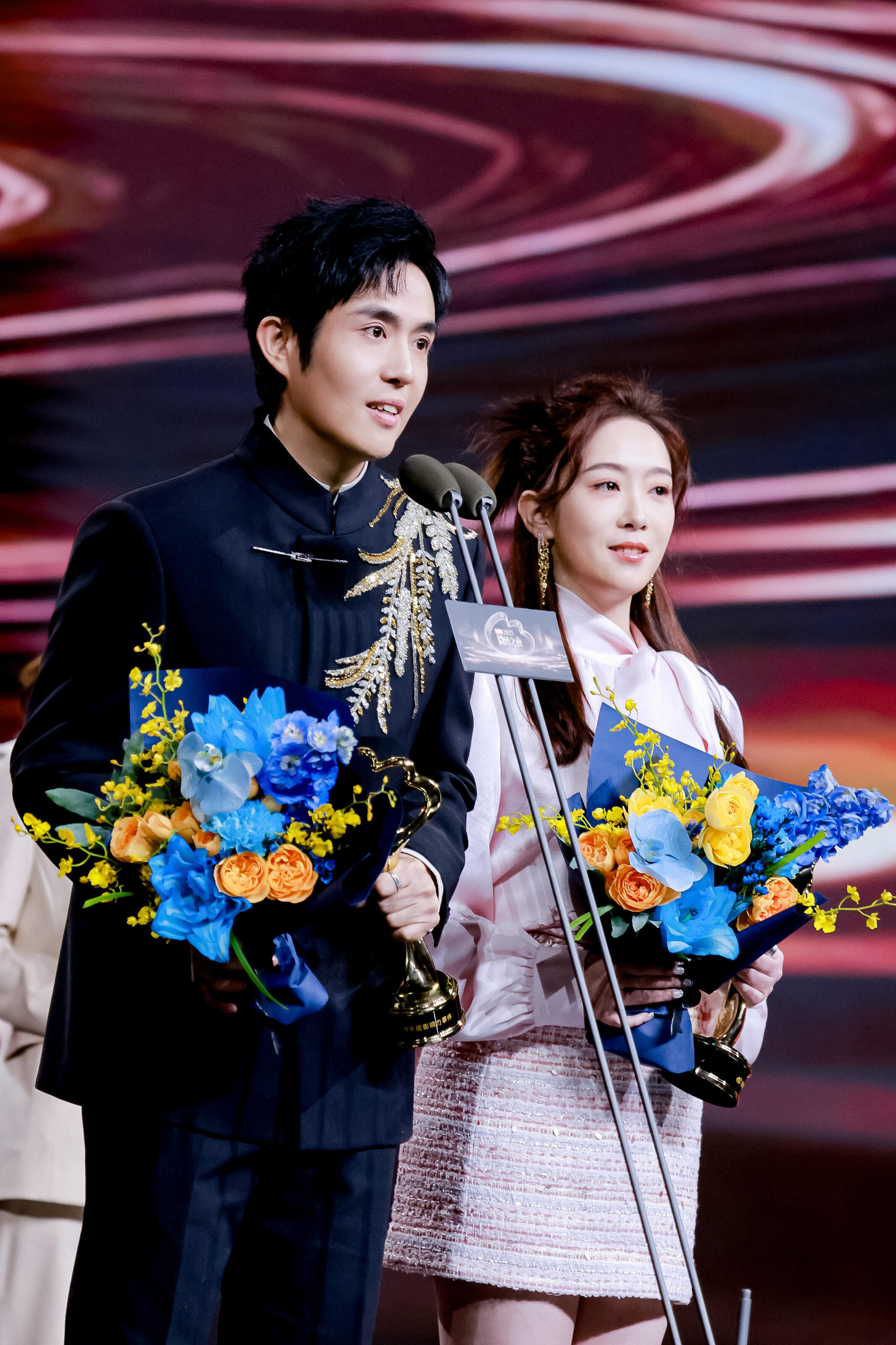 王星和女友回应不结婚的原因初入职场金融季结婚是一个需要考虑很多的重大决定谨慎是好