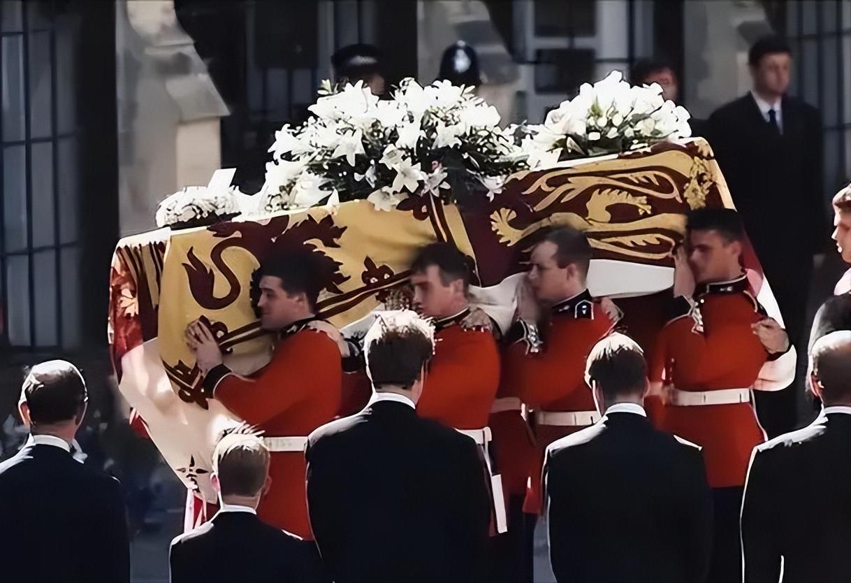 2022年，英国女王死后遗体既没火葬也没土葬，而是将遗体放在百斤重的铅制棺材中，