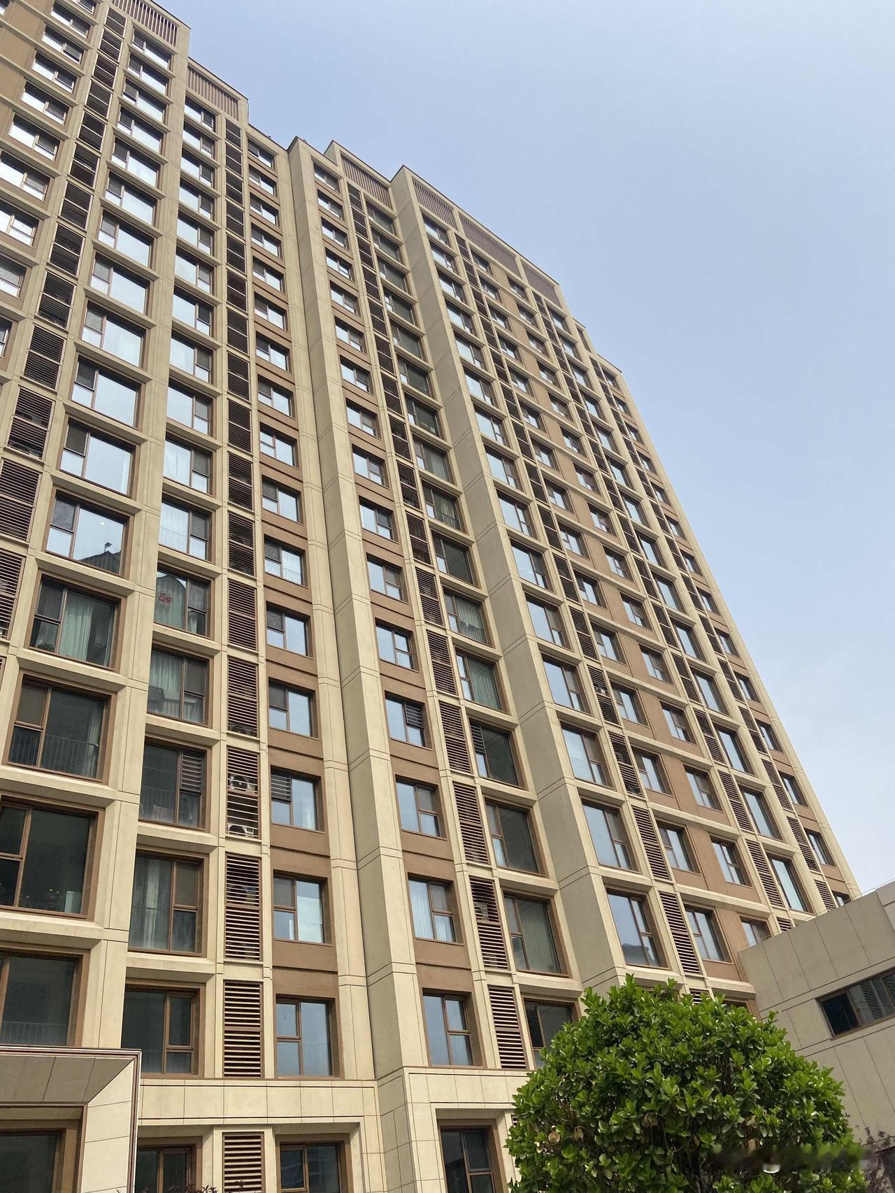 南京连夜排队抢购商品房，我有点不敢相信！难道房子要涨价吗？
怀着忐忑不安，半信半