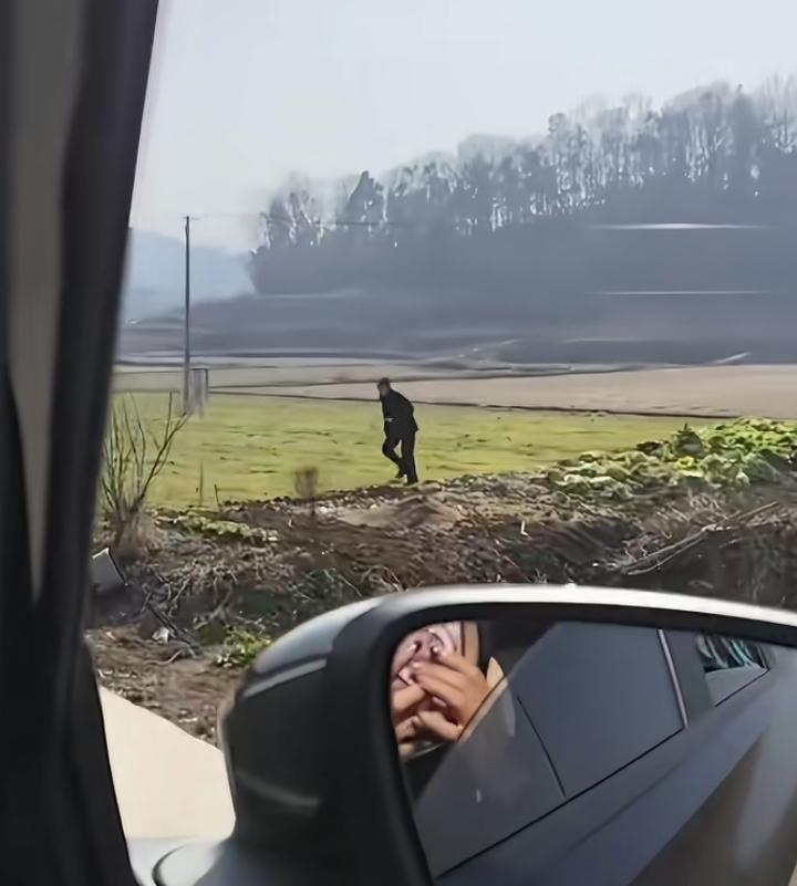 新媳妇第一次去大伯家拜年，返程时，大伯抄近道把车拦下，送上被拒收的红包。这一幕看