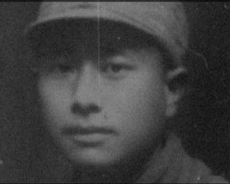 1942年，日伪军一师长派人给粟裕送了一包烟。粟裕不解，以为是敌人送礼，便饶有兴