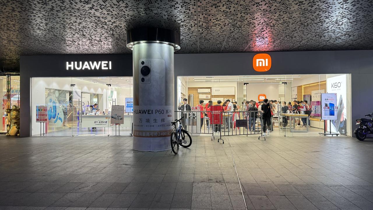一张图看懂现在小米店和华为店的人气差别[狗头]

小米店里面“人潮汹涌”，华为店